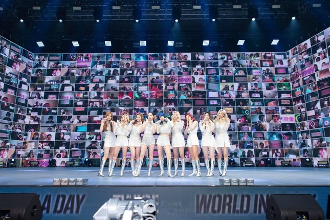 TWICE lại dính lùm xùm: Thành viên liên tục lộ lỗi hát nhép trong concert trực tuyến ảnh 1