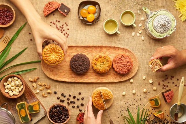 Bánh Trung Thu có lượng calo bằng 5 chiếc đùi gà, nên ăn thế nào để “bảo vệ” cân nặng? ảnh 1