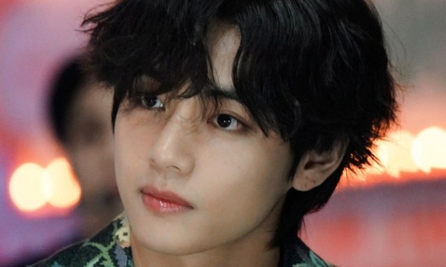 Tin được không, V (BTS) vừa lỡ tay đăng nhầm một tấm ảnh selfie cực hiếm ảnh 1