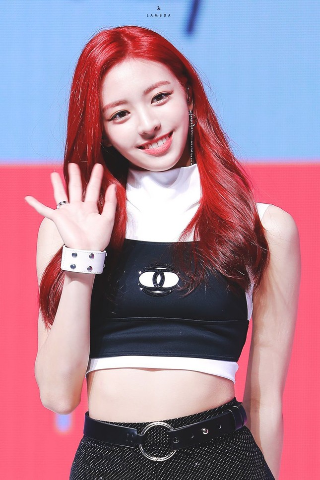 Bí quyết nào giúp Yuna (ITZY) trở thành cô em út siêu hút fan? ảnh 1