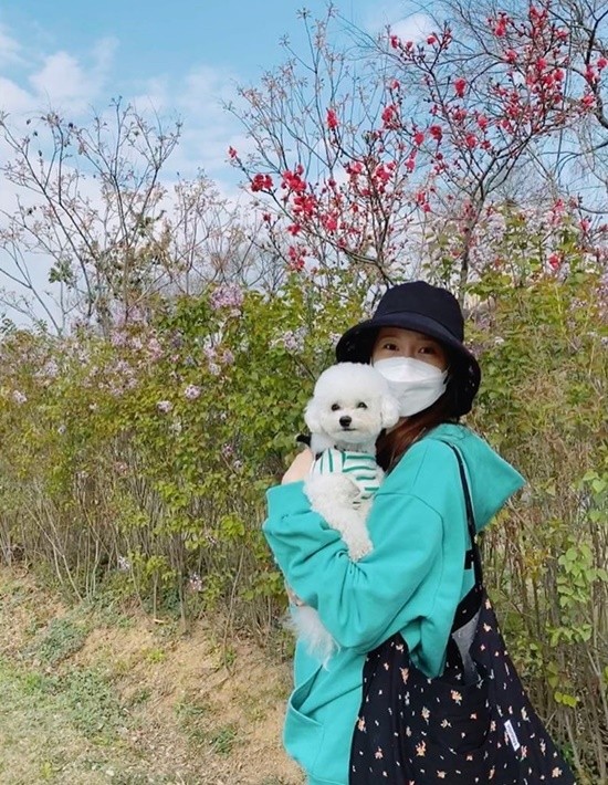 Sao Hàn 24H: Yoona mượn “boss” để quảng cáo trá hình, Chaeyeon (DIA) khoe ảnh tập pilates ảnh 1