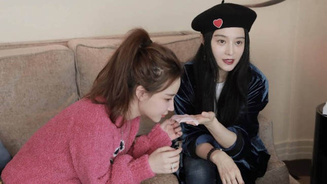Bị chặn đường làm ăn, Phạm Băng Băng phải livestream bán hàng, di chuyển bằng tàu điện? ảnh 3