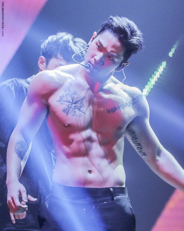 Từ Baekho (NU’EST) đến Jaehyun (NCT) - màn khoe cơ bụng đỉnh cao của các nam thần K-Pop ảnh 1