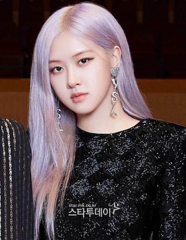 Màu tóc tím khói thần thánh của Rosé (BLACKPINK) lại khiến một nữ idol chịu không nổi