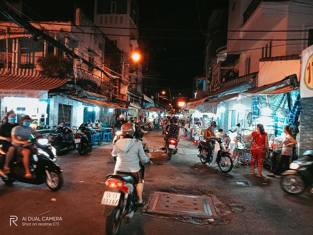 300K ăn hết món ngon khu ẩm thực Xóm Chiếu, bạn thử chưa? ảnh 1