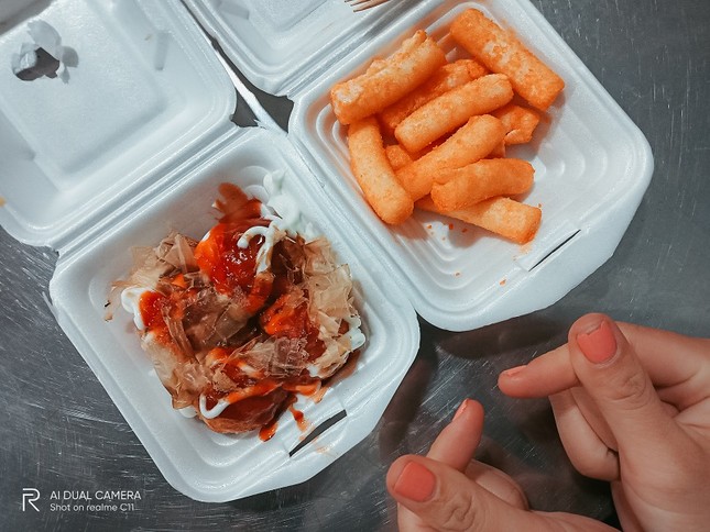 300K ăn hết món ngon khu ẩm thực Xóm Chiếu, bạn thử chưa? ảnh 7