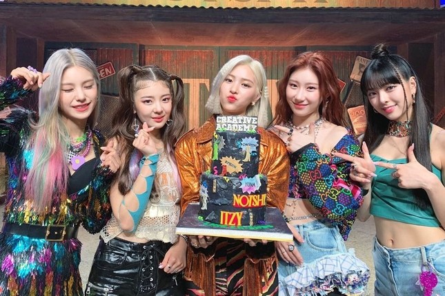Nhìn kiểu tóc mới khó đỡ của ITZY mà netizen chỉ muốn sa thải ngay stylist công ty JYP ảnh 1