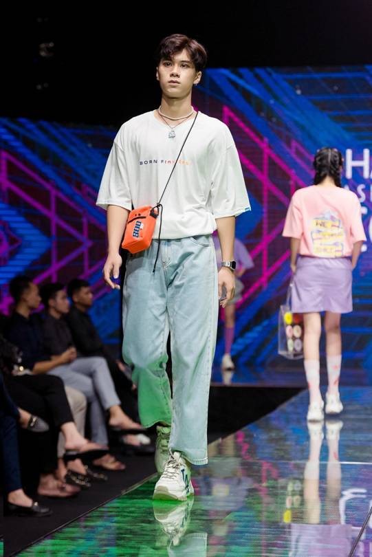 “Thánh chửi” Mèo Thoại bất ngờ “vồ ếch” trên sàn diễn catwalk dành riêng cho học trò ảnh 2