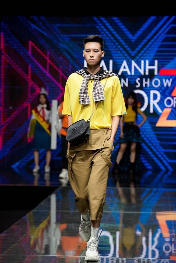 “Thánh chửi” Mèo Thoại bất ngờ “vồ ếch” trên sàn diễn catwalk dành riêng cho học trò ảnh 3