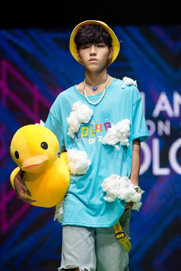“Thánh chửi” Mèo Thoại bất ngờ “vồ ếch” trên sàn diễn catwalk dành riêng cho học trò ảnh 6