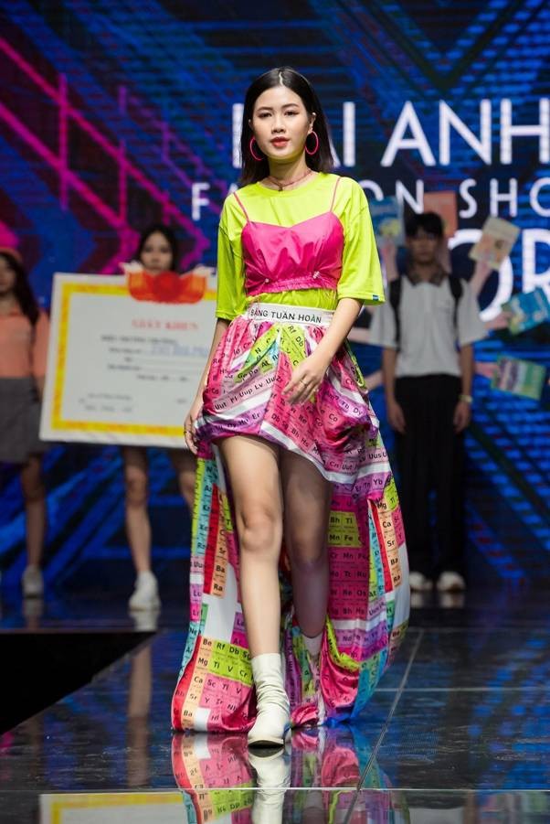 “Thánh chửi” Mèo Thoại bất ngờ “vồ ếch” trên sàn diễn catwalk dành riêng cho học trò ảnh 7