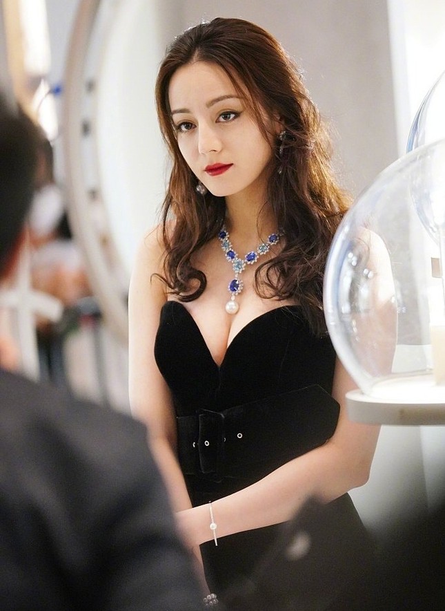 Vừa được khen “soi gương đẹp như Bạch Tuyết” thì Địch Lệ Nhiệt Ba lộ làn da lão hóa ảnh 7