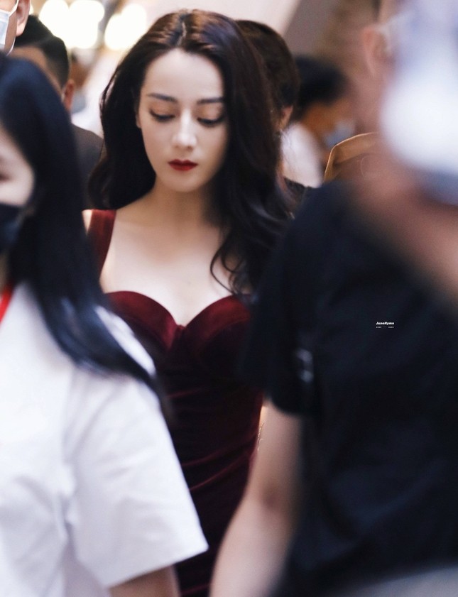 Vừa được khen “soi gương đẹp như Bạch Tuyết” thì Địch Lệ Nhiệt Ba lộ làn da lão hóa ảnh 4