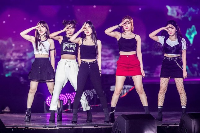 Ngoài Kim Sejeong, K-Pop còn rất nhiều nữ idol “nhìn mặt đáng yêu, nhìn cánh tay hết hồn” ảnh 1