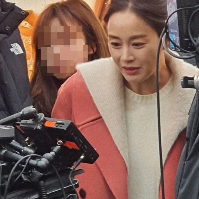 Loạt ảnh này có gì lạ mà giúp Song Hye Kyo được khen “vượt trội Kim Tae Hee, Son Ye Jin”? ảnh 1