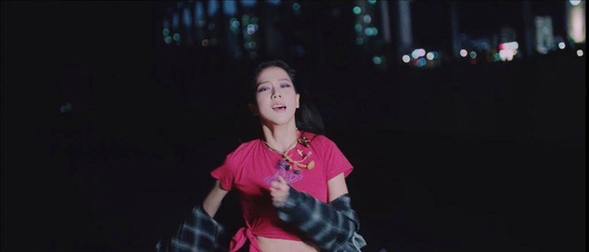 Gia thế siêu khủng của trai đẹp Lisa dựa vào trong MV “Lovesick Girls” gây choáng ảnh 3