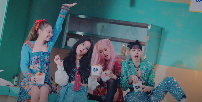 Điểm cộng cho stylist BLACKPINK vì không còn biến Jennie thành “nàng tiên cá mắc cạn” ảnh 1
