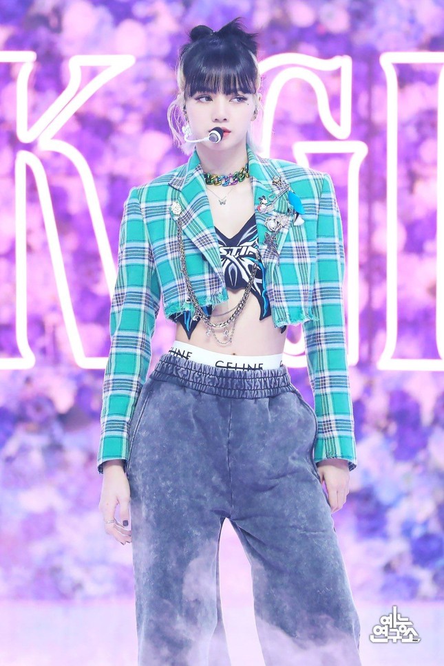 Điểm cộng cho stylist BLACKPINK vì không còn biến Jennie thành “nàng tiên cá mắc cạn” ảnh 4