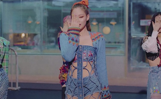 Điểm cộng cho stylist BLACKPINK vì không còn biến Jennie thành “nàng tiên cá mắc cạn” ảnh 2