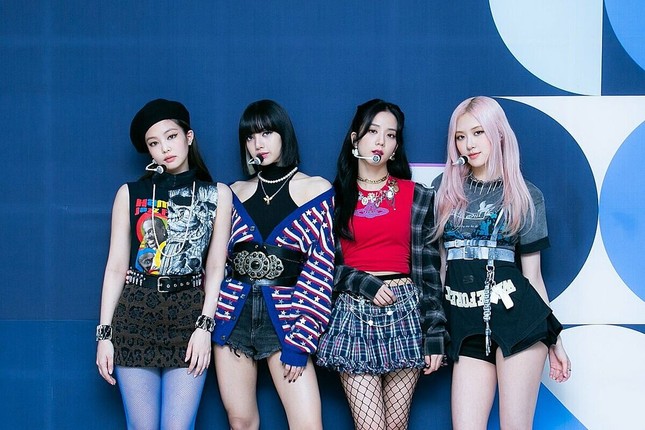 Lần đầu tiên trong lịch sử, fan mới thấy stylist của BLACKPINK làm điều này cho Rosé ảnh 1