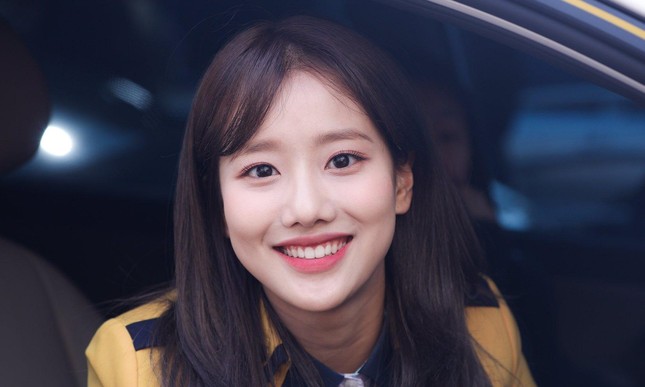Fan sửng sốt khi Naeun (April) làm động tác tế nhị trước máy quay: Đáng yêu hay quá đà? ảnh 1