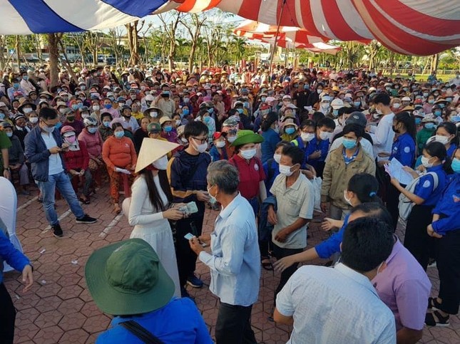 Kết thúc những ngày cứu trợ miền Trung, Thủy Tiên gây bất ngờ với hành động “chơi đẹp” này ảnh 1