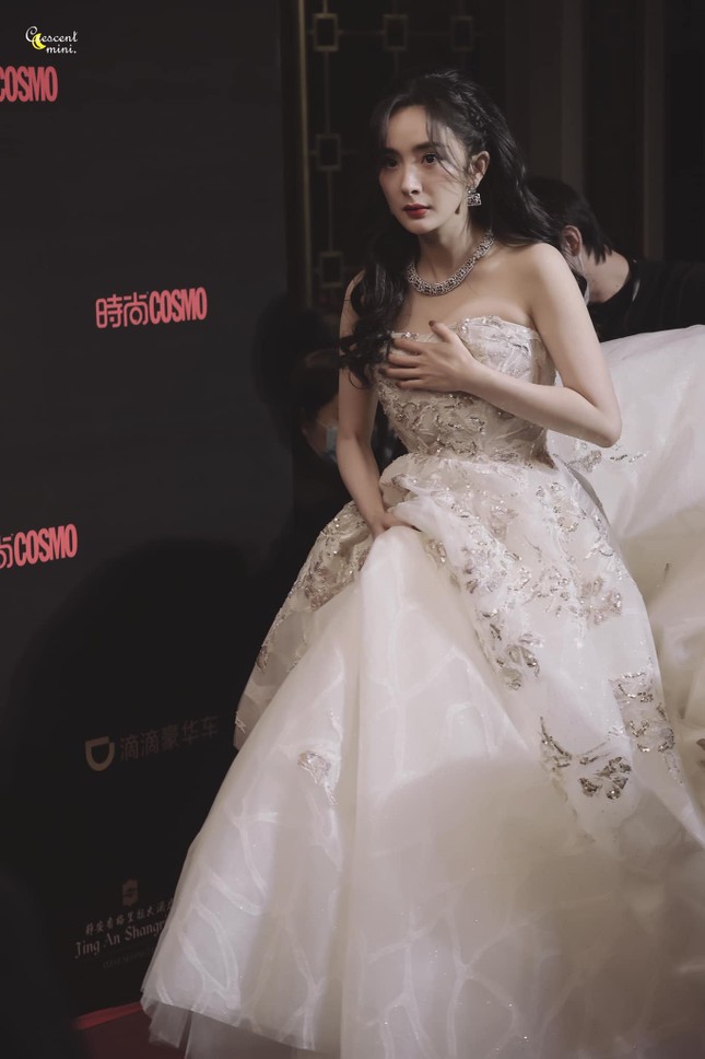 Ngỡ Dương Mịch chơi lớn khi ngồi xổm trên thảm đỏ, hóa ra vì lý do “chỉ con gái mới hiểu“ ảnh 3