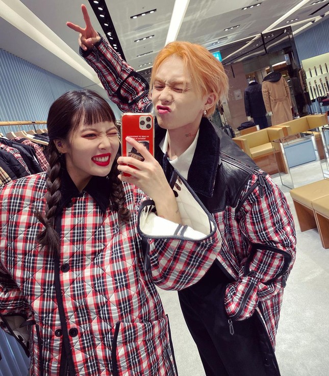 Nhìn Hyuna - E’Dawn với bộ đồ đôi nhức mắt, netizen càng thán phục stylist của BLACKPINK ảnh 1