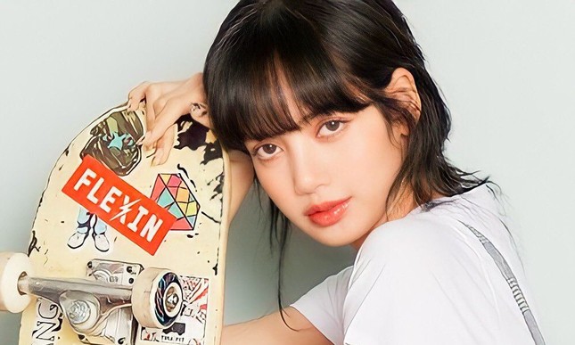 Cứ ngỡ Lisa không thể sống thiếu keo xịt tóc mái, hóa ra vật bất ly thân lại là thứ khác ảnh 3