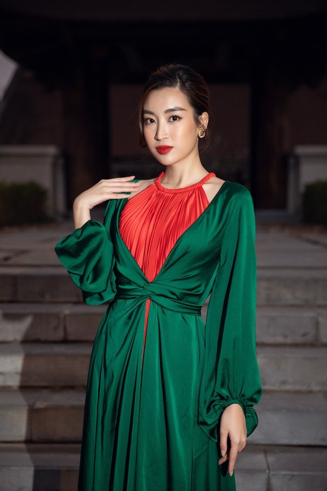 Sự thực phũ phàng sau bộ ảnh lung linh của Hoa hậu Mỹ Linh và Tiểu Vy tại Yên Tử ảnh 1