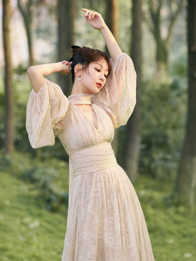 Chơi lớn nhất “Tinh Quang Đại Thưởng”: Dương Tử hóa “bao lì xì” với bộ ảnh siêu dị ảnh 4