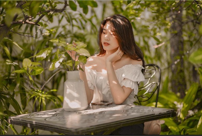 Hoa hậu Đỗ Thị Hà trở lại trường học: Ăn mặc giản dị, nụ cười tỏa nắng xua tan lạnh giá ảnh 6