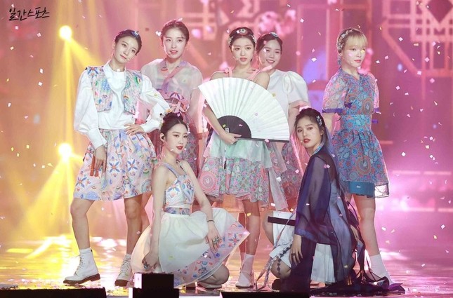 “Mượn” cả phong cách lẫn nhà thiết kế của BLACKPINK nhưng Oh My Girl không hề bị “ném đá“ ảnh 1