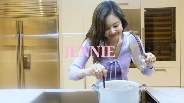 Video đầu tiên của Jennie trên kênh YouTube riêng có gì mà khiến dân tình xuýt xoa ao ước? ảnh 2