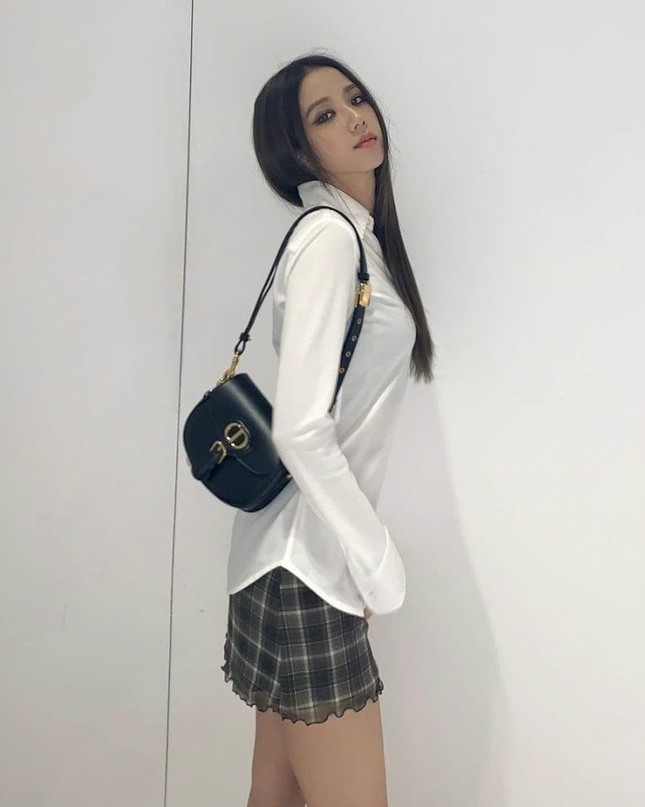 Không hổ danh “idol xinh như Hoa hậu”, Jisoo cứ trang điểm mắt khói lại đẹp hút hồn ảnh 6