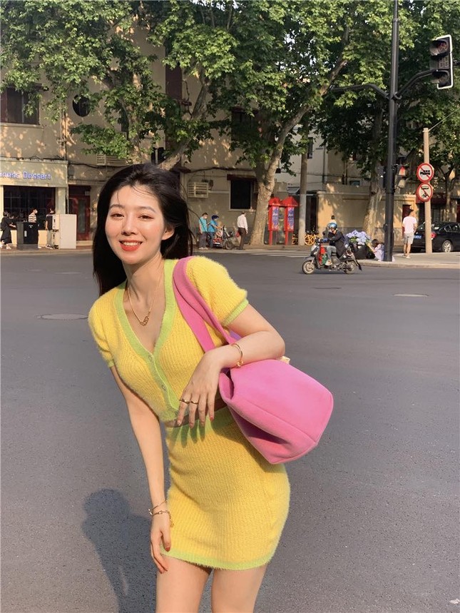 Đắng như Thiều Bảo Trâm: Vừa khoe dáng đã bị nghi mặc đồ nhái của váy Jennie diện ảnh 6