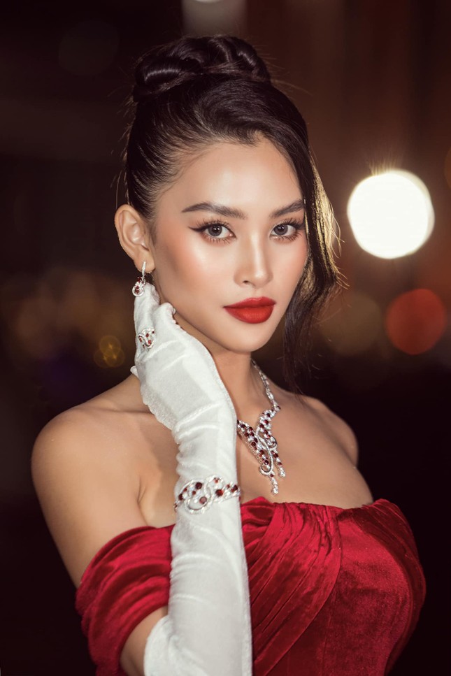 Ngắm Tiểu Vy mới lạ với tóc ngắn, chợt nhận ra chưa kiểu tóc nào làm khó được Hoa hậu ảnh 6