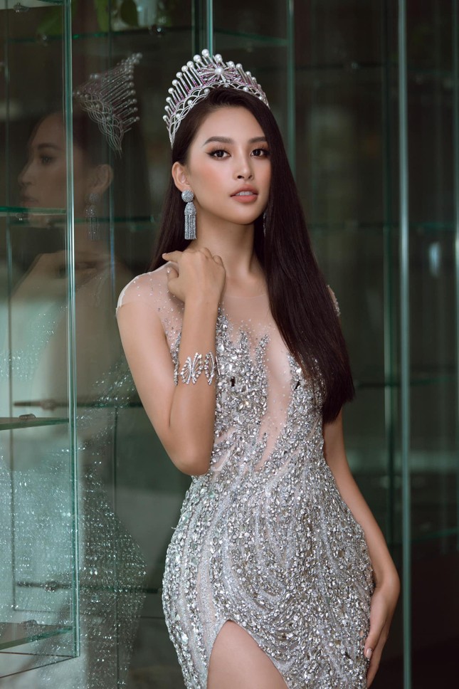 Ngắm Tiểu Vy mới lạ với tóc ngắn, chợt nhận ra chưa kiểu tóc nào làm khó được Hoa hậu ảnh 3
