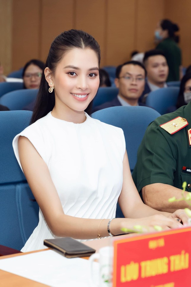 Ngắm Tiểu Vy mới lạ với tóc ngắn, chợt nhận ra chưa kiểu tóc nào làm khó được Hoa hậu ảnh 8