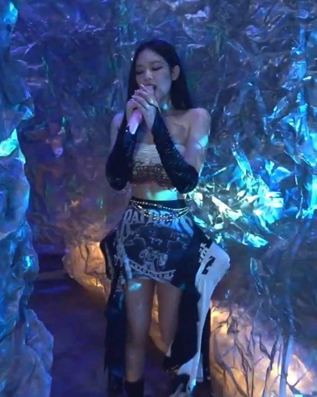 Ngắm Jennie trong concert The Show: Tạo hình hoa hồng có gì đặc biệt mà netizen phát sốt? ảnh 1
