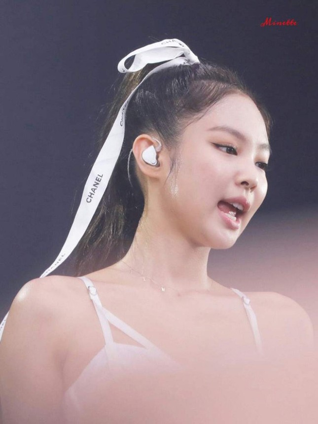 Cao thủ phối đồ kiêm thánh tiết kiệm gọi tên Jennie: Biến hóa khôn lường với chiếc cặp tóc ảnh 1
