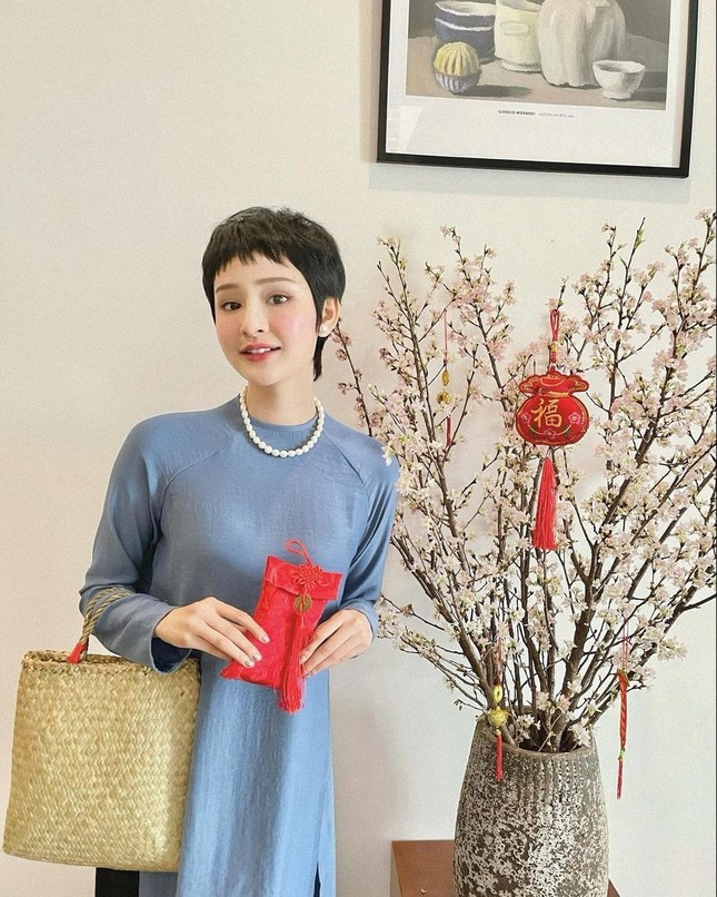 Ngắm sao Việt khoe áo dài ngày Tết mới thấy không phải túi hàng hiệu mà túi cói lên ngôi ảnh 1