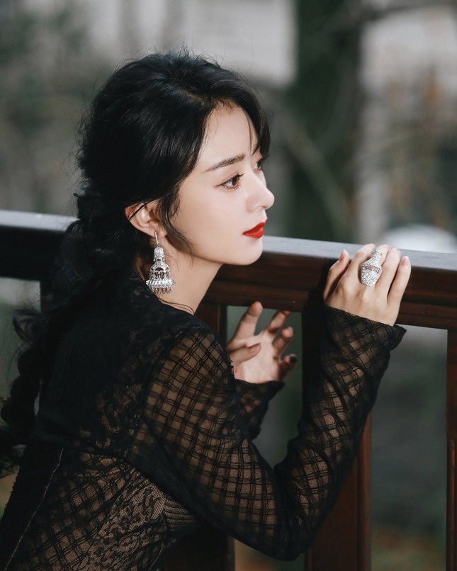 Đại chiến nhan sắc trên thảm đỏ Đêm hội Weibo 2020: Triệu Lệ Dĩnh, Angela Baby phải chịu thua đàn em ảnh 1