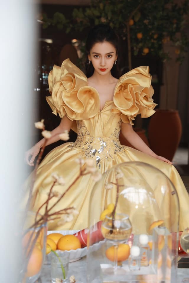 Đến cả “nữ hoàng thảm đỏ” Angela Baby cũng mắc lỗi trang phục vì ham lấn át người khác ảnh 1