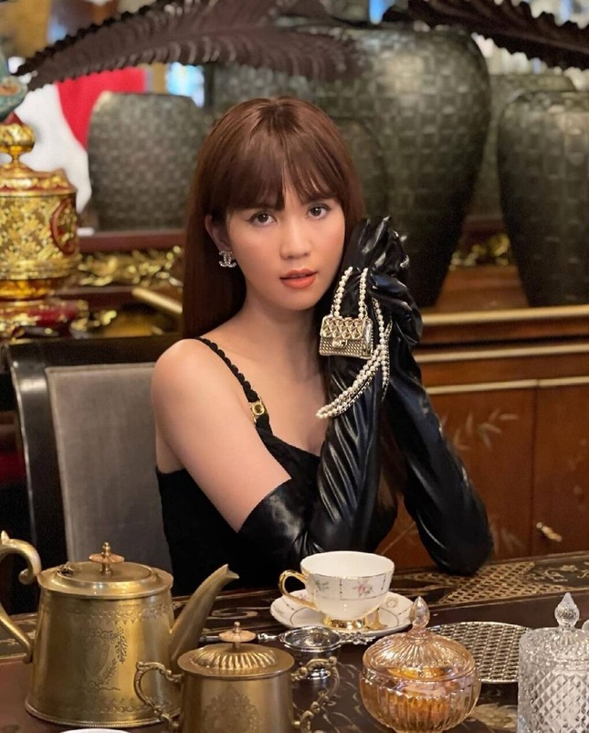 Ngọc Trinh chơi lớn sắm hẳn hai vòng cổ Chanel khiến dân mạng liên tưởng tới Jennie ảnh 1
