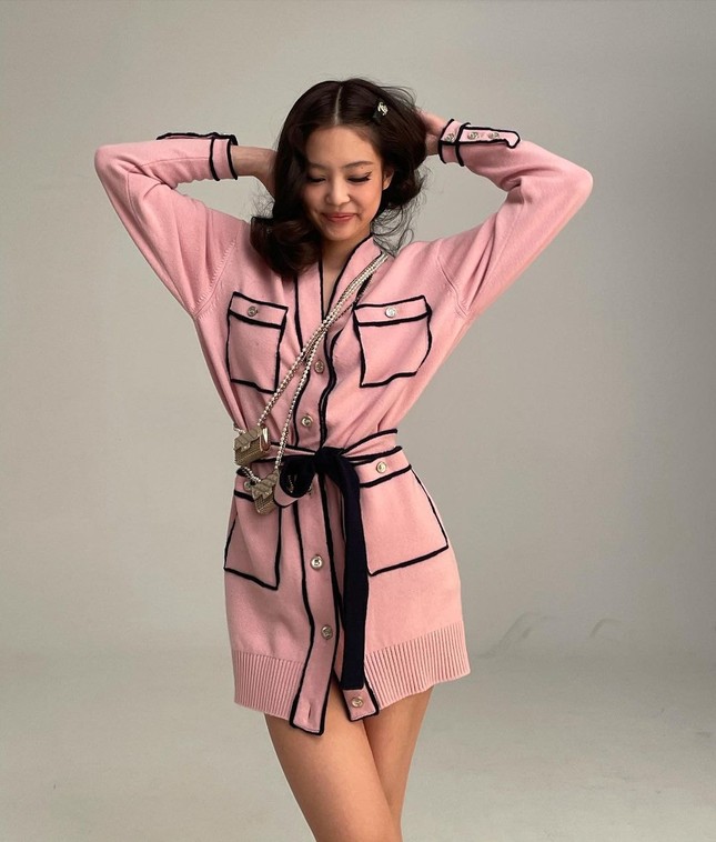 Không hổ danh “búp bê Chanel sống”, Jennie được khen mặc đẹp hơn cả người mẫu của hãng ảnh 1