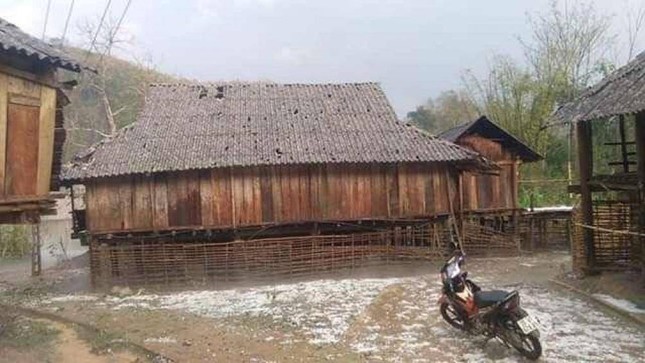 Mưa đá, dông lốc đã làm 1 người chết, gần 1.700 nhà bị hư hỏng, tốc mái ảnh 1