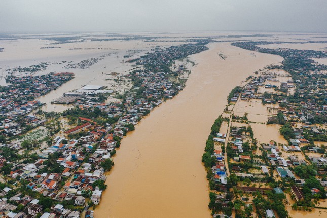 Kêu gọi hỗ trợ đồng bào miền Trung đang chống chọi mưa lũ ảnh 1
