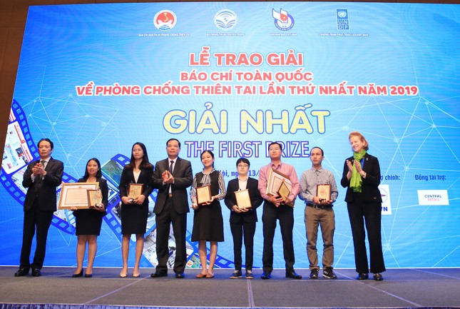 Kêu gọi hỗ trợ đồng bào miền Trung đang chống chọi mưa lũ ảnh 2
