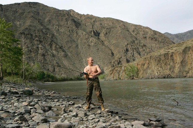 Tổng thống Putin đi bộ 9km trong ngày sinh nhật ảnh 1
